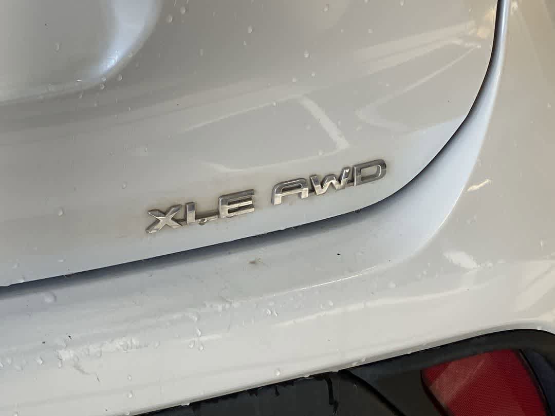 Used 2022 Toyota Highlander XLE AWD/4WD image 12