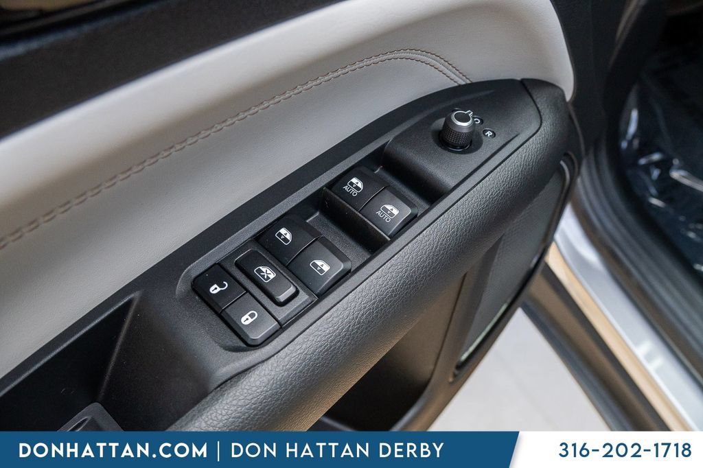 Used 2023 Jeep Compass Limited w/ Elite Group AWD/4WD image 17