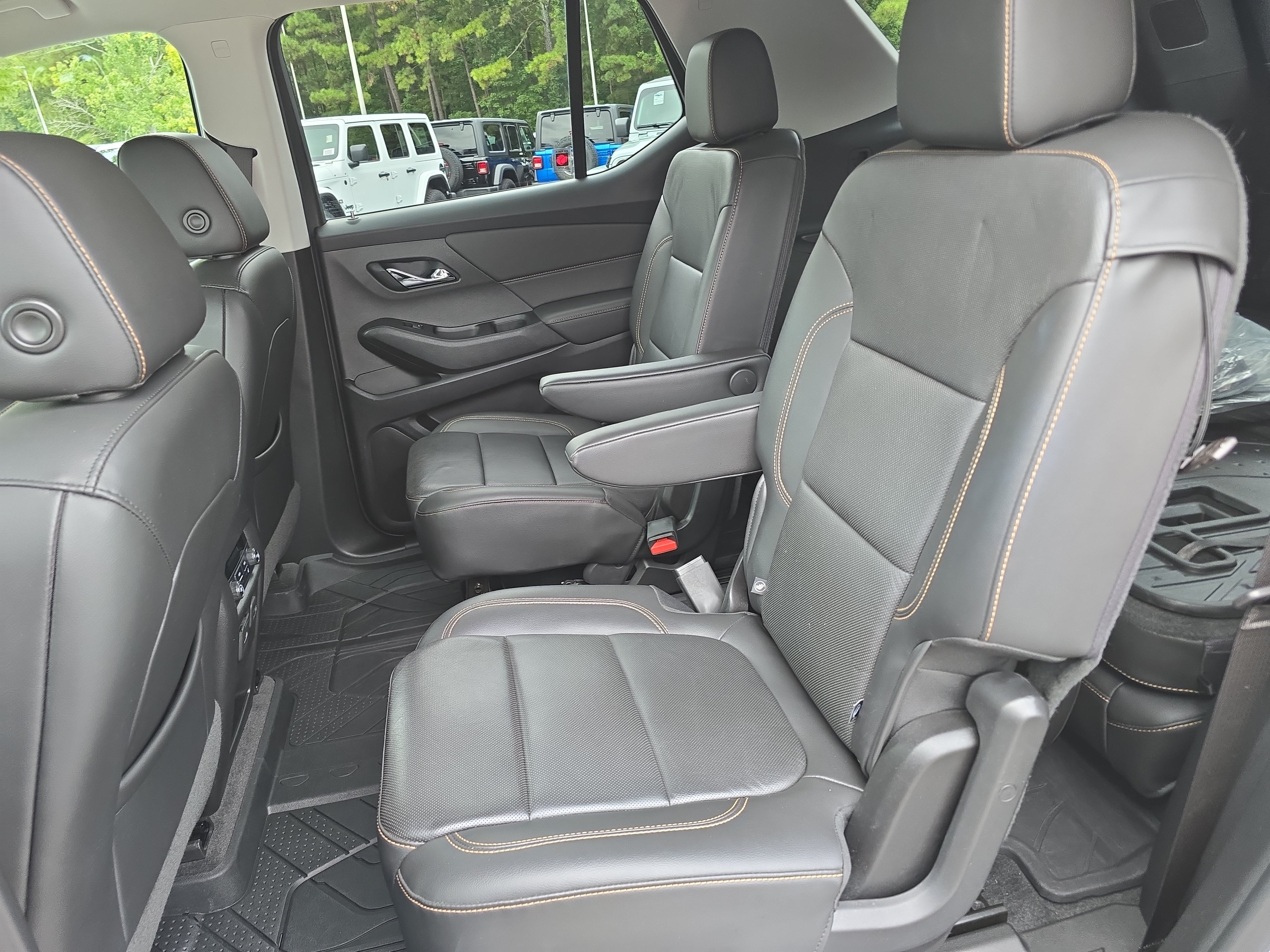 Used 2020 Chevrolet Traverse Premier w/ Redline Edition AWD/4WD image 16