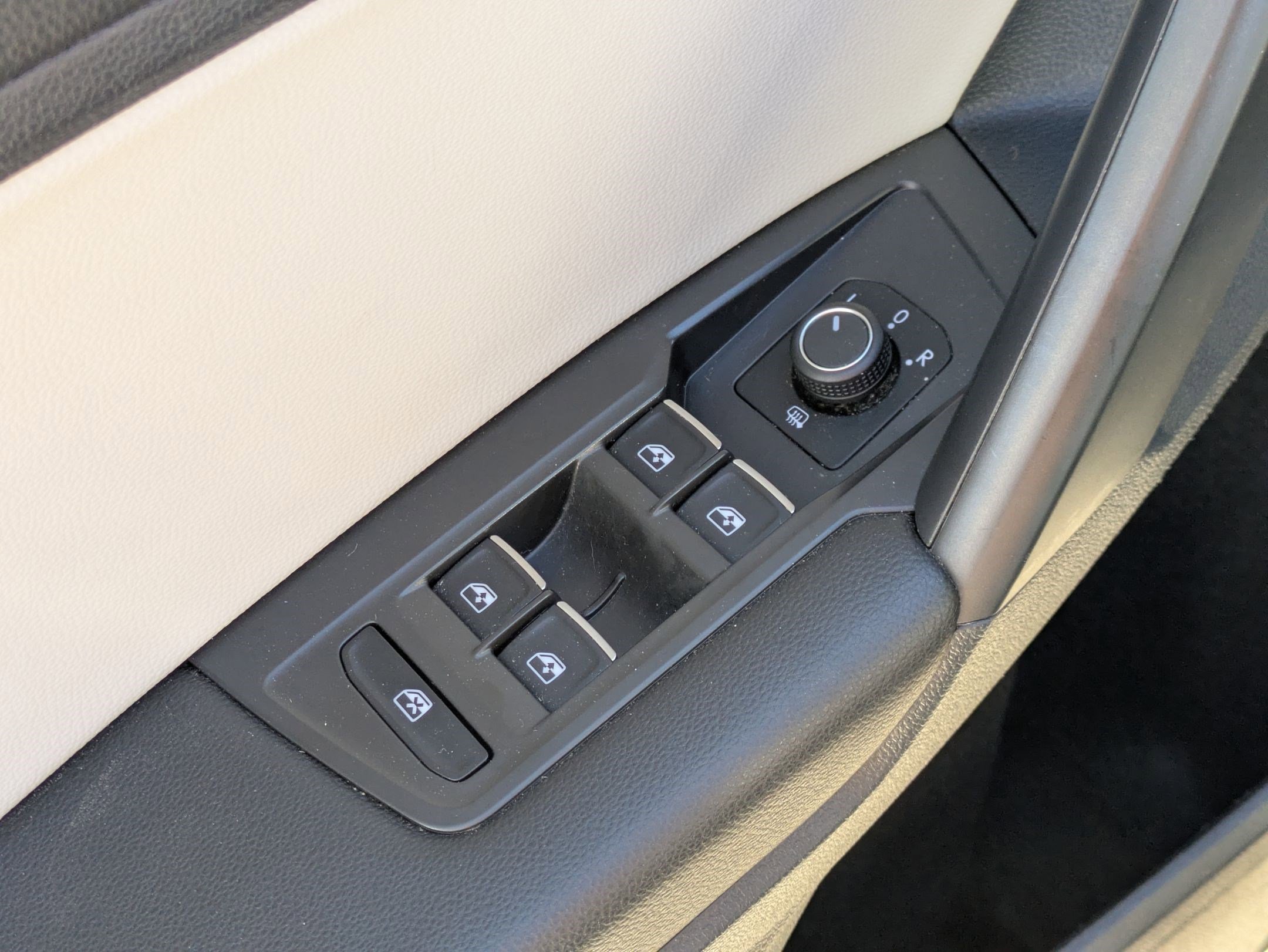 Used 2021 Volkswagen Tiguan SE image 11