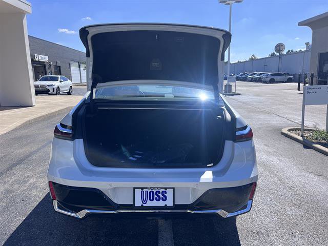 New 2026 BMW 750e xDrive w/ Executive Package image 5