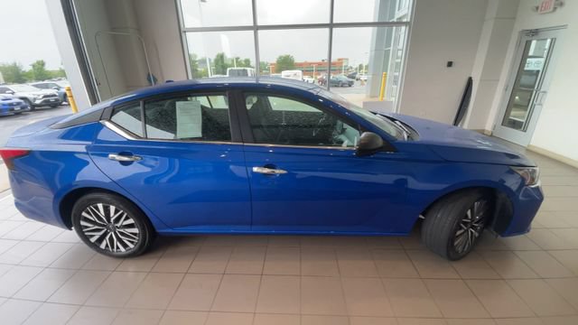 Used 2025 Nissan Altima 2.5 SV FWD image 3