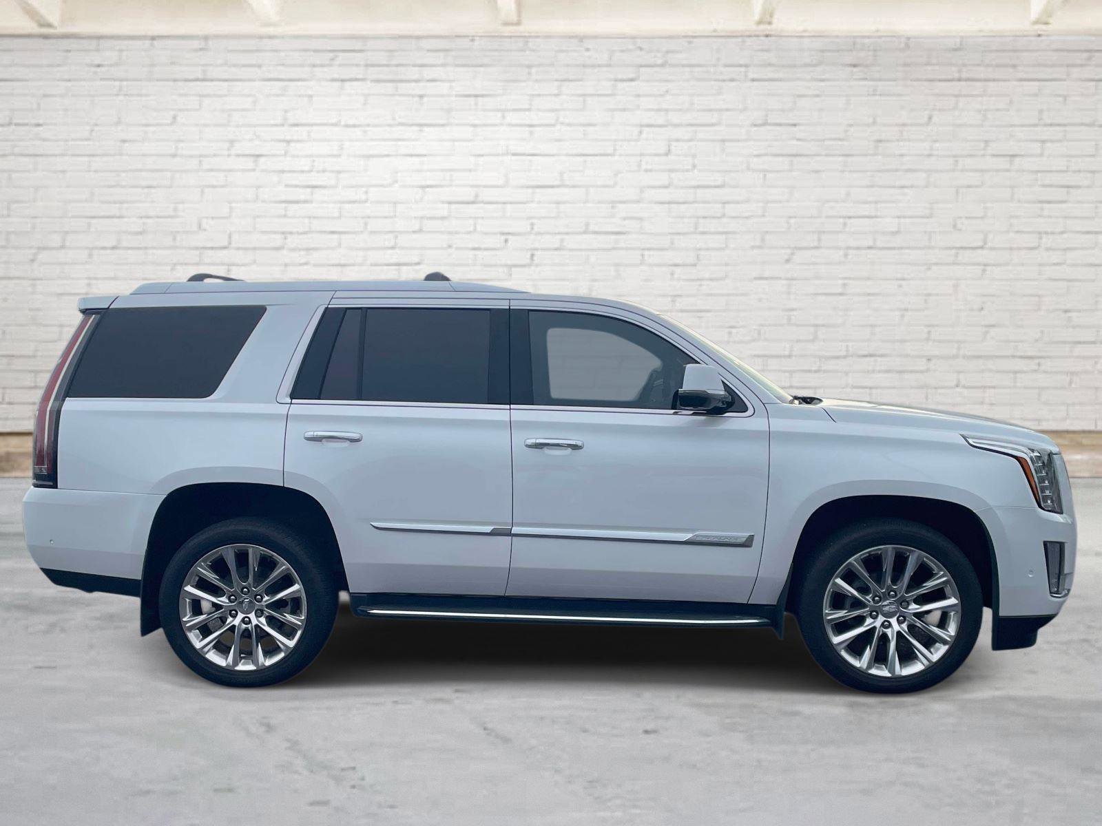 Used 2019 Cadillac Escalade Luxury AWD/4WD image 3