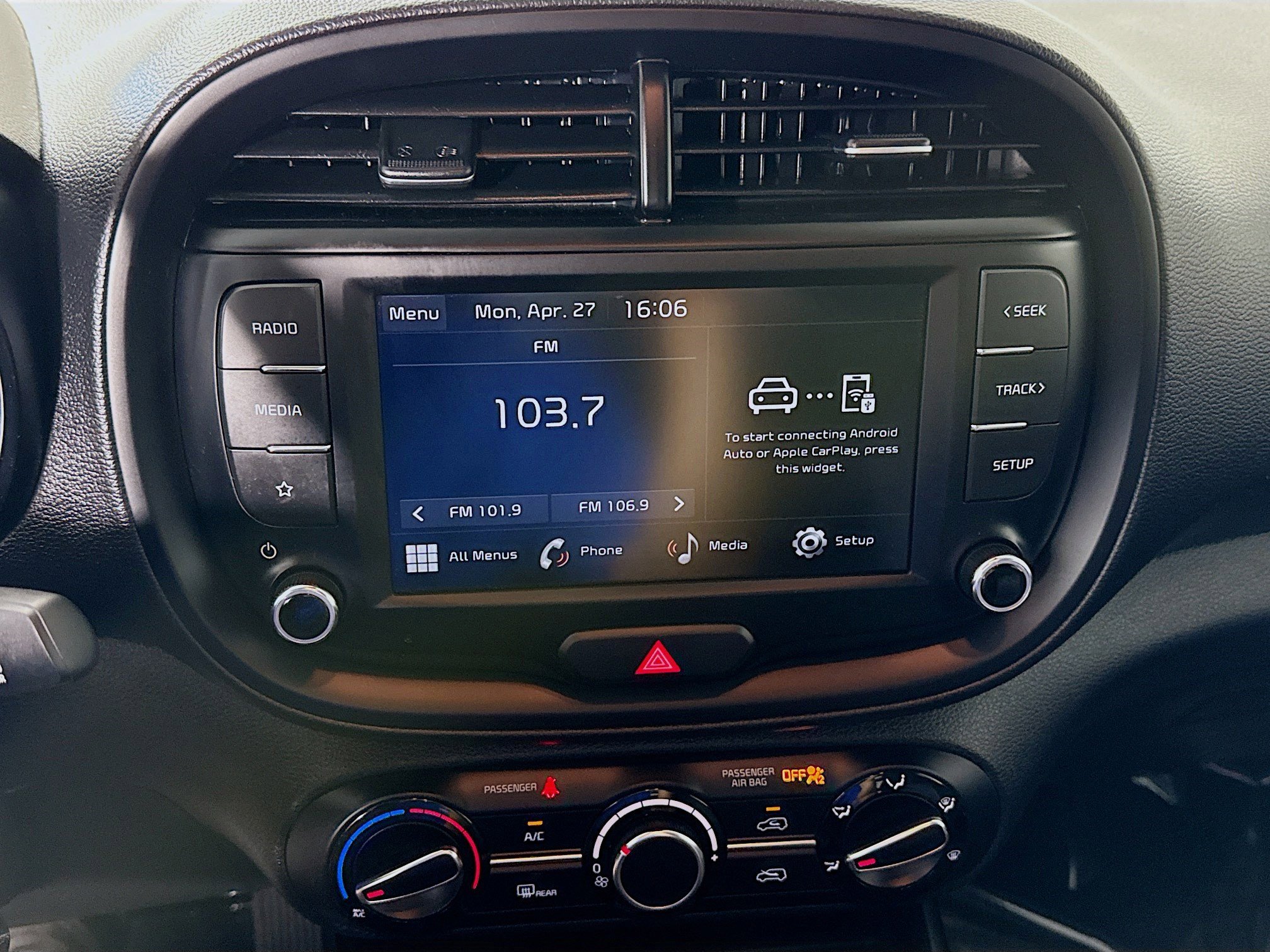 Used 2025 Kia Soul LX w/ LX Technology Package FWD image 18