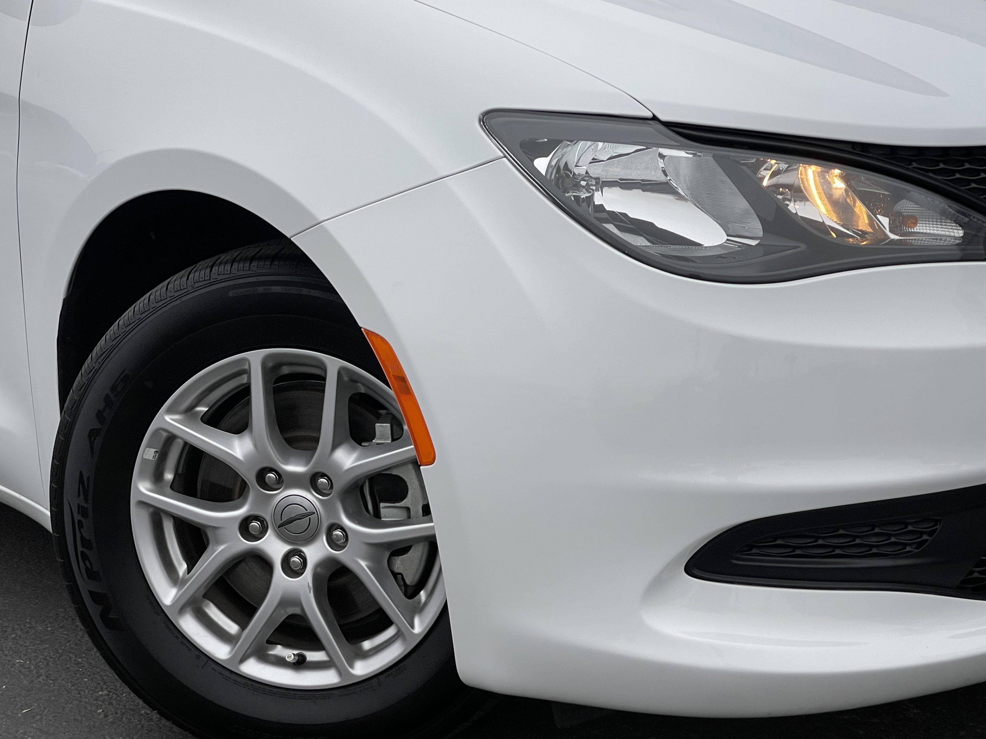 Used 2023 Chrysler Voyager LX image 3