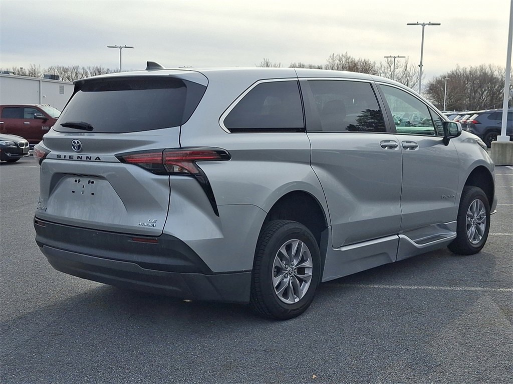 Used 2022 Toyota Sienna LE image 4
