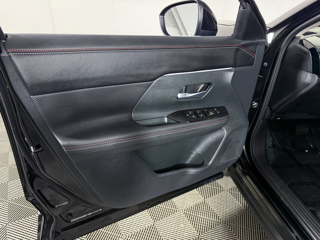 Certified 2025 Nissan Kicks SR w/ SR Premium Package AWD/4WD image 41