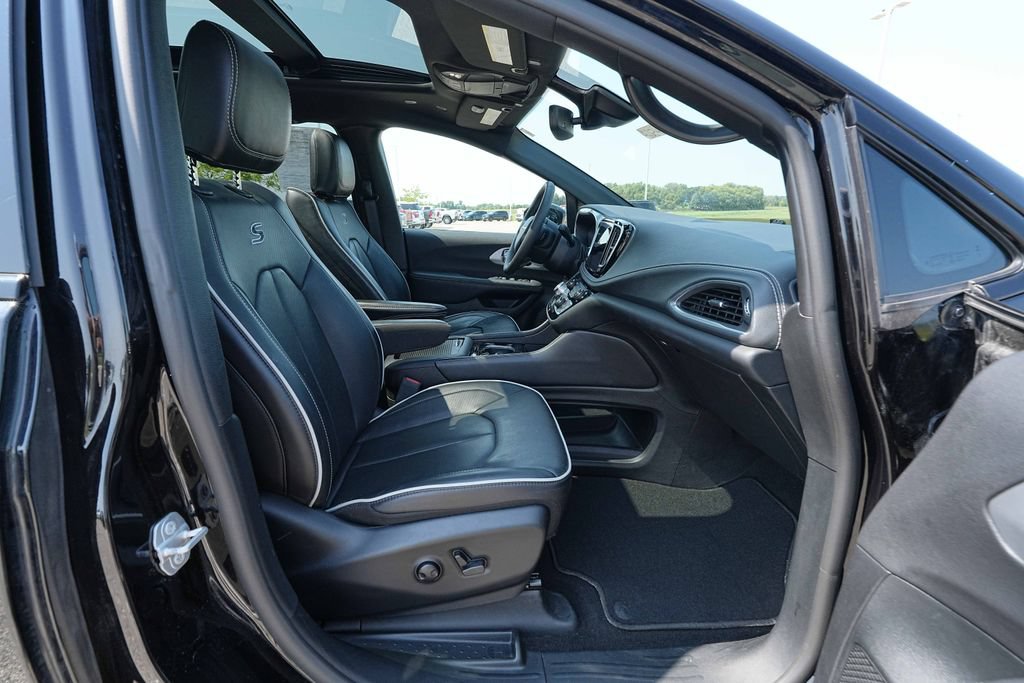 Used 2025 Chrysler Pacifica Limited FWD image 21