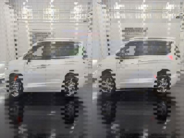 New 2026 Chrysler Pacifica Select image 32