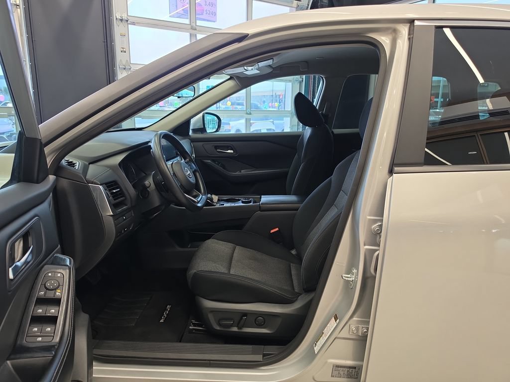 Used 2024 Nissan Rogue SV AWD/4WD image 13
