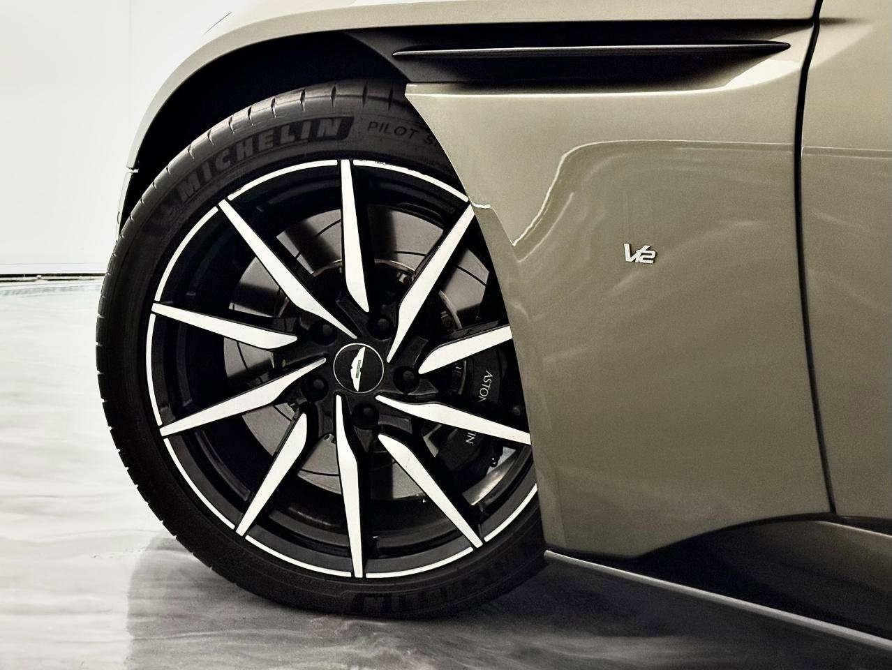 Used 2018 Aston Martin DB11 V12 RWD image 16