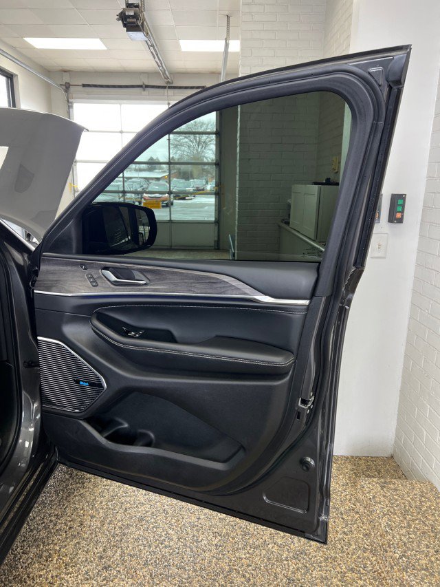 Used 2021 Jeep Grand Cherokee L Overland w/ Luxury Tech Group IV image 16