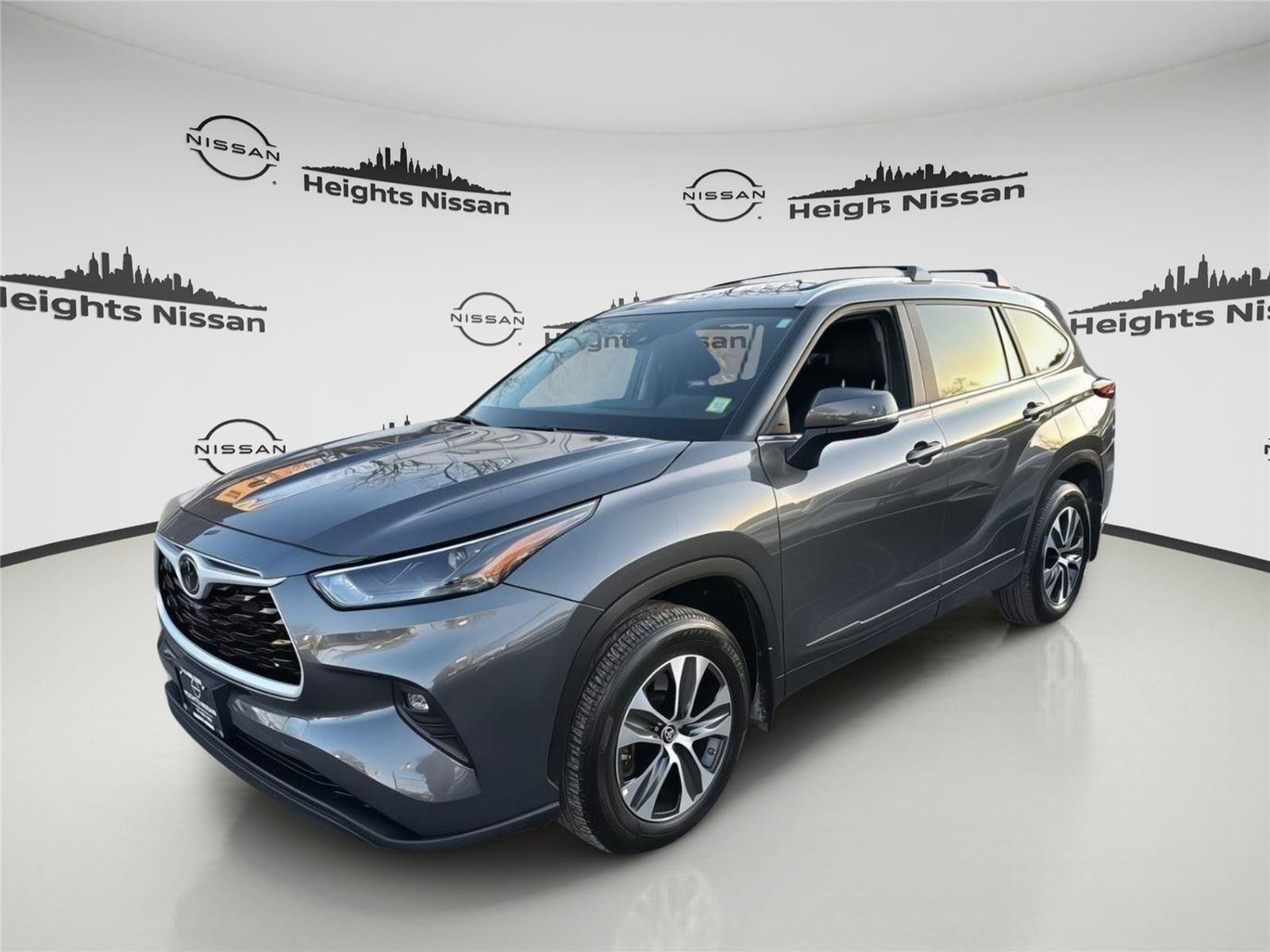 Used 2023 Toyota Highlander XLE image 1