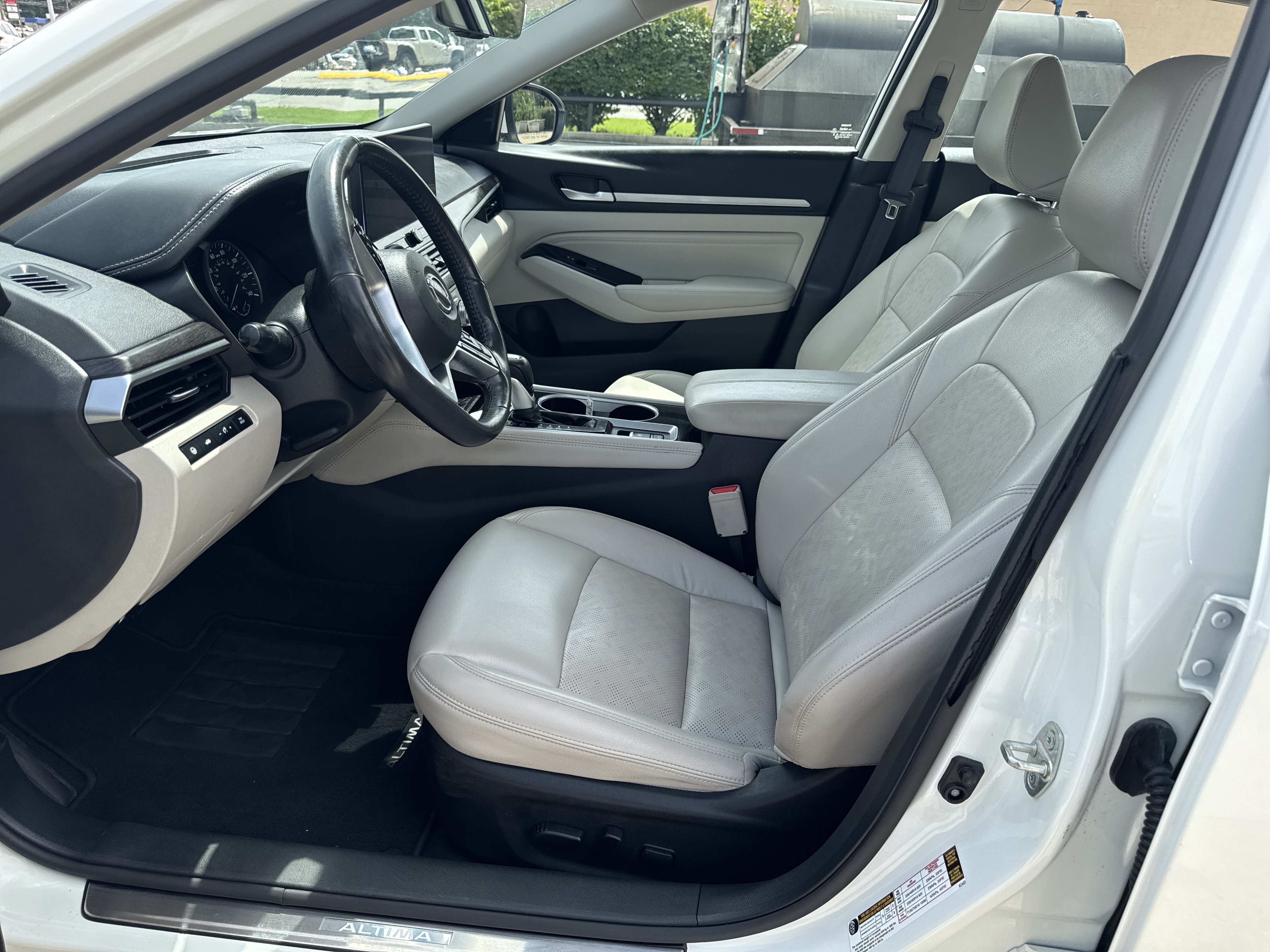 Used 2023 Nissan Altima 2.5 SL FWD image 11