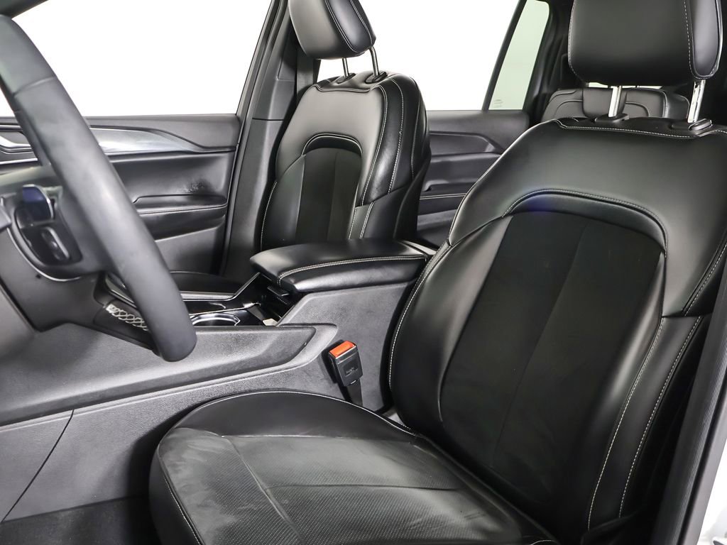 Used 2023 Jeep Grand Cherokee L Laredo AWD/4WD image 31