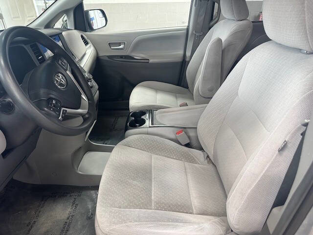 Used 2015 Toyota Sienna LE image 16