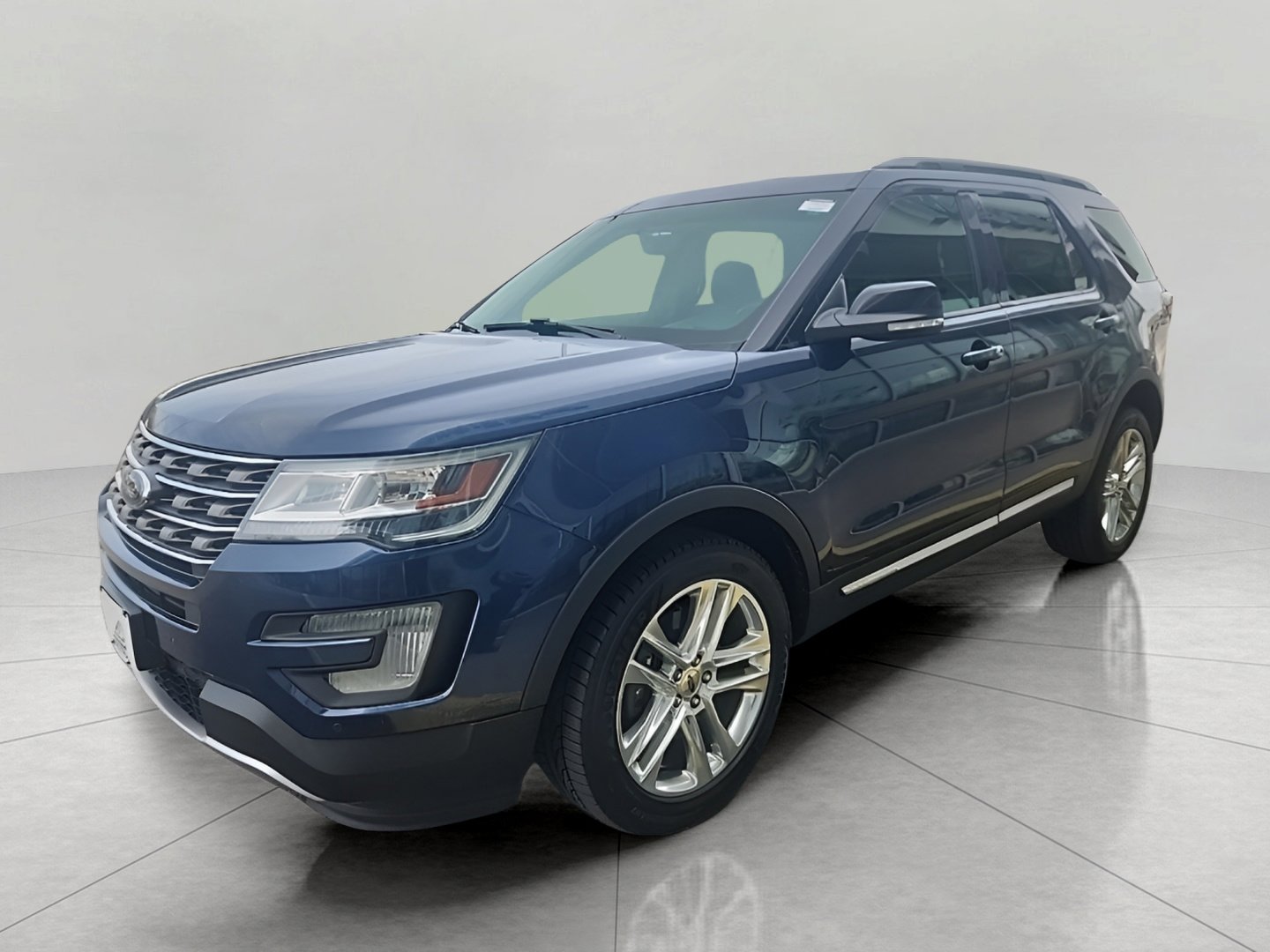 Used 2016 Ford Explorer XLT w/ Equipment Group 202A image 3