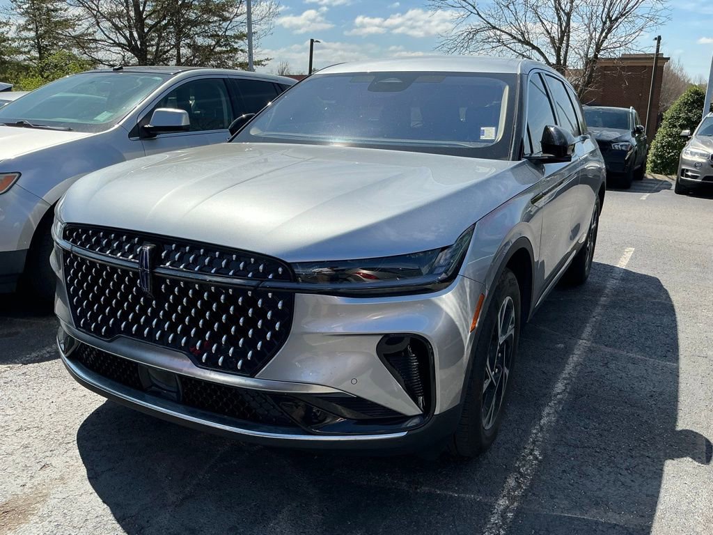 Used 2025 Lincoln Nautilus Premier image 2