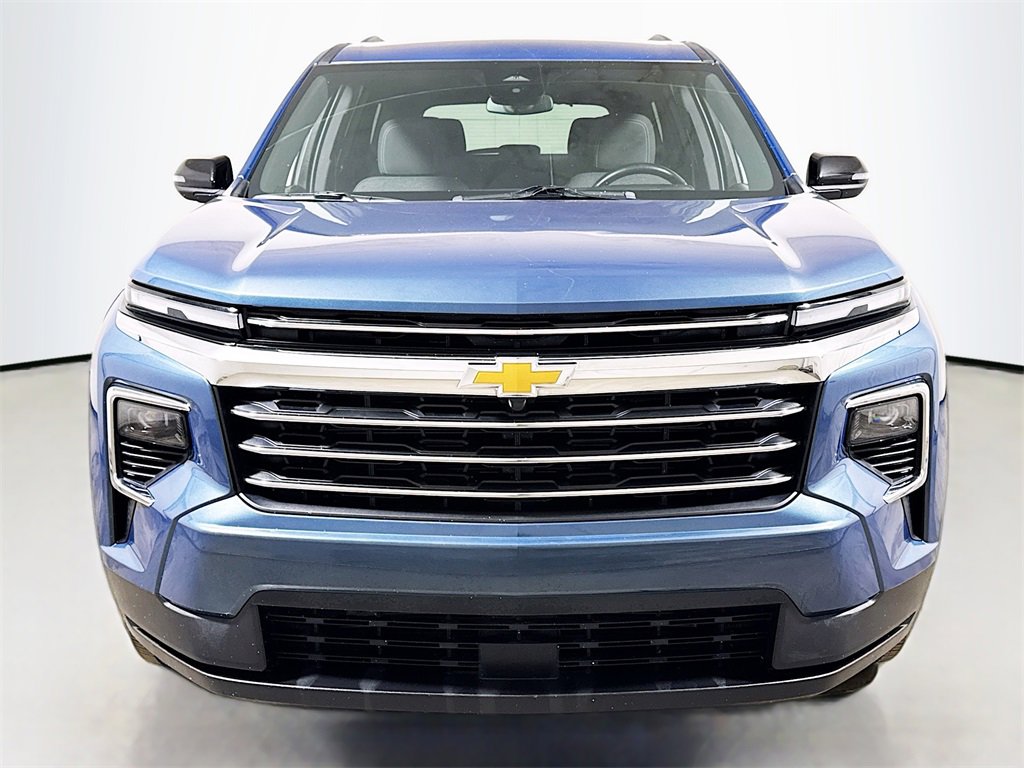 Used 2025 Chevrolet Traverse LT image 2