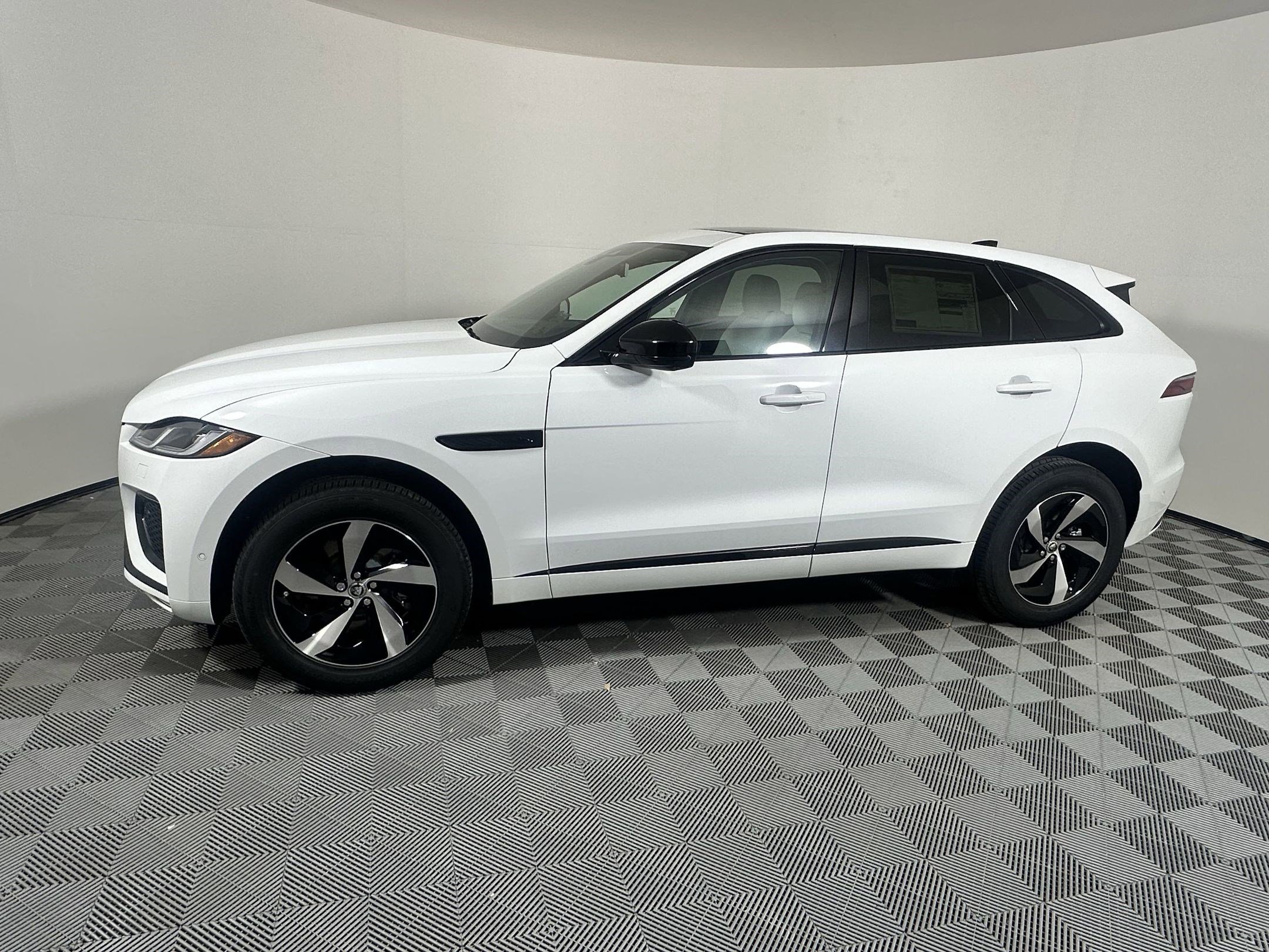 Used 2026 Jaguar F-PACE R-Dynamic S image 2