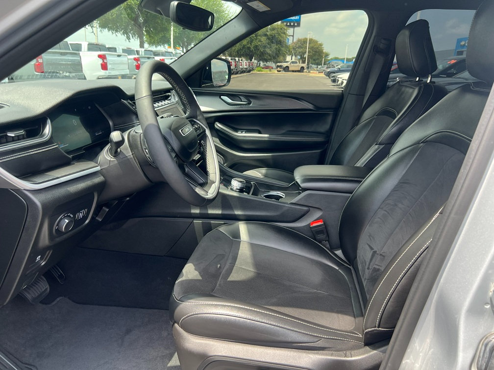 Used 2024 Jeep Grand Cherokee L Altitude RWD image 7