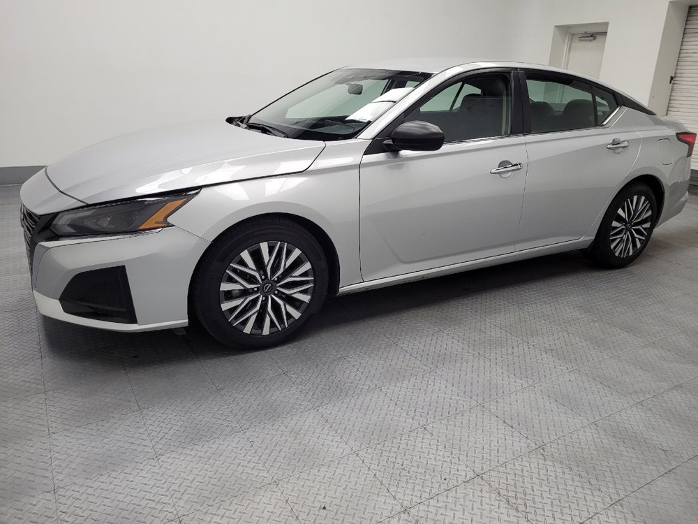 Used 2024 Nissan Altima 2.5 SV image 2