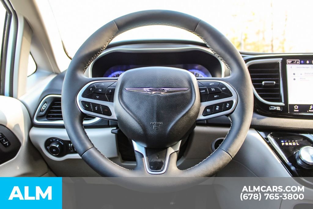 Used 2024 Chrysler Pacifica Touring-L image 28