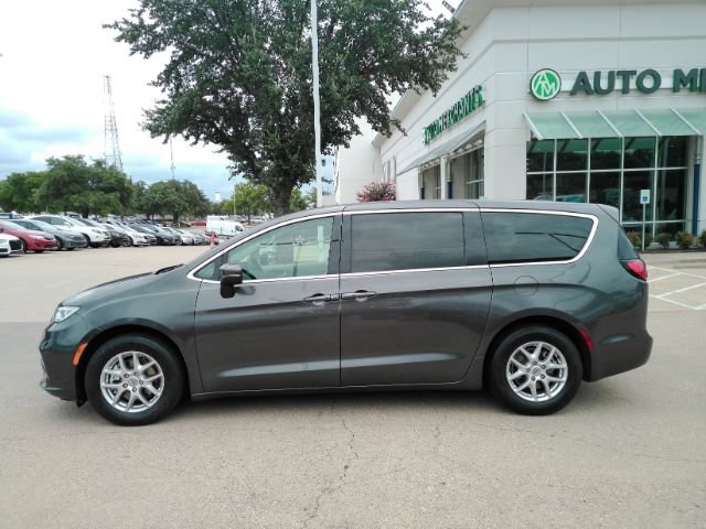 Used 2023 Chrysler Pacifica Touring-L FWD image 12