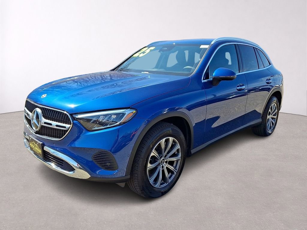 Used 2025 Mercedes-Benz GLC 300 4MATIC image 3