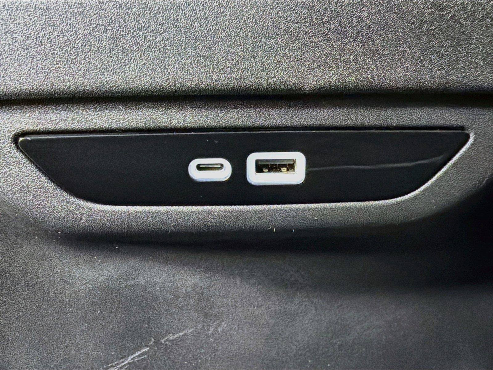 Used 2027 Chrysler Pacifica Limited FWD image 29
