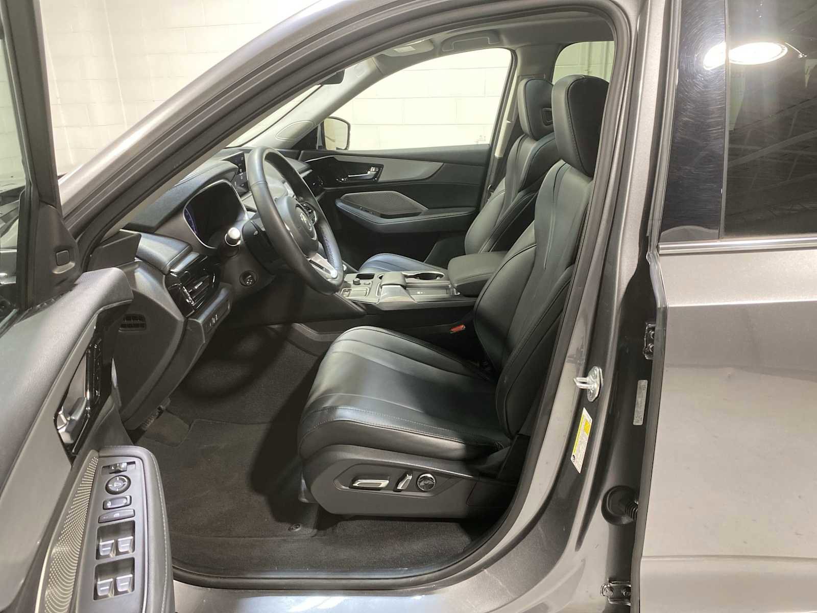 Used 2023 Acura MDX SH-AWD image 2