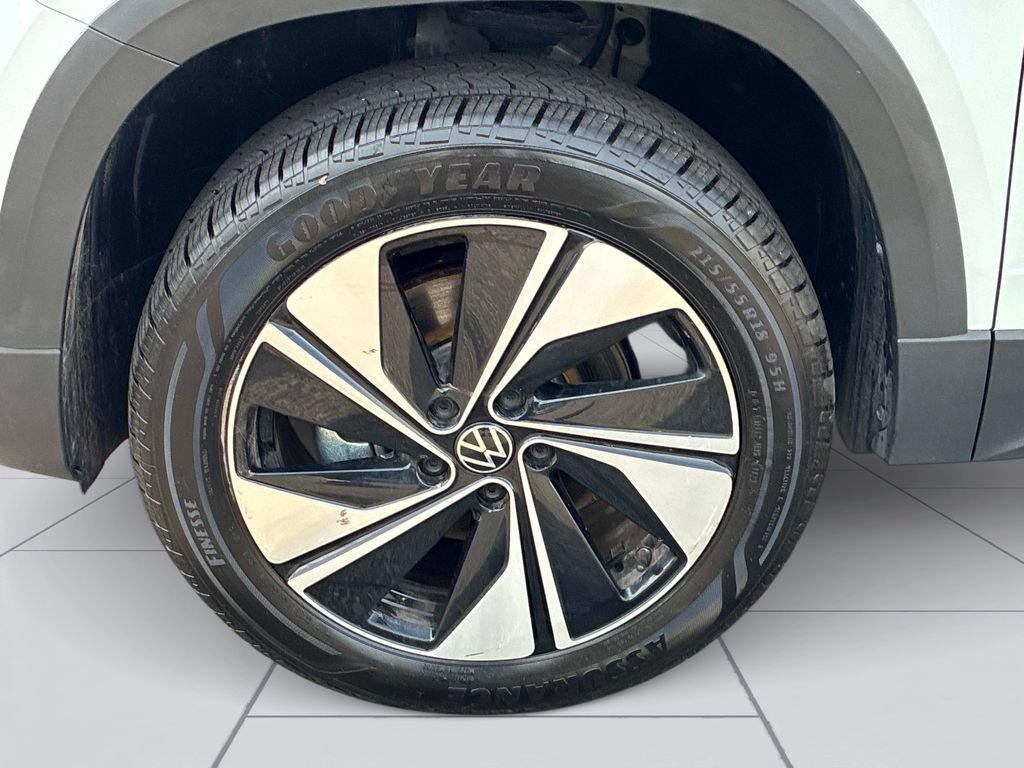 Used 2025 Volkswagen Taos SE AWD/4WD image 19