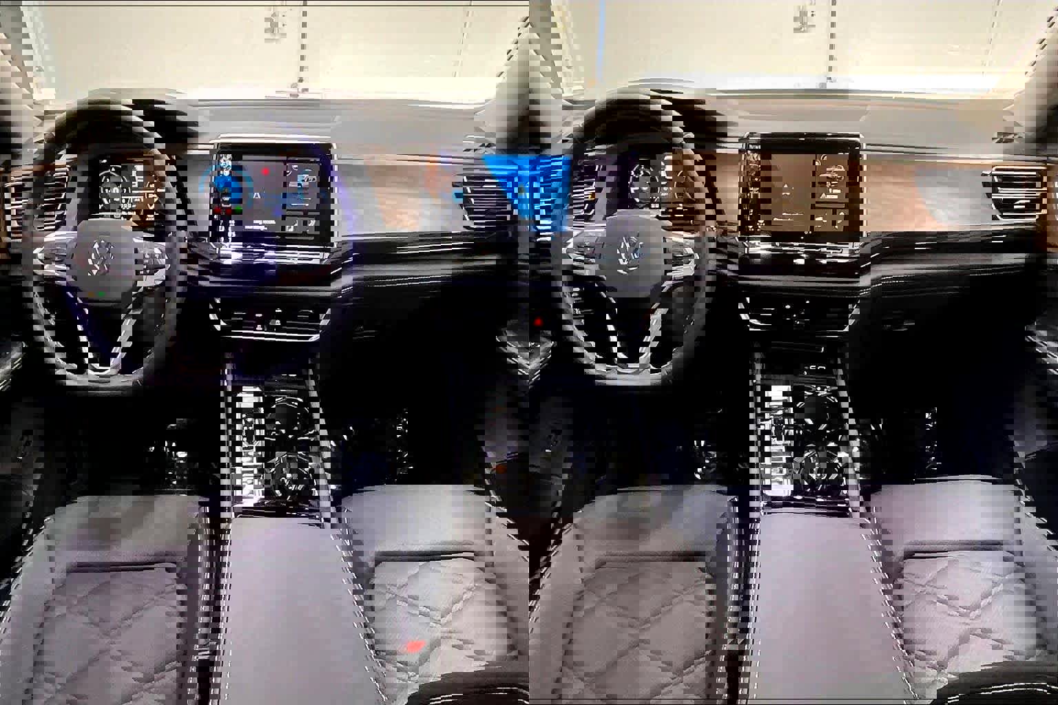 Used 2025 Volkswagen Atlas SE w/ Black Wheel Package image 17