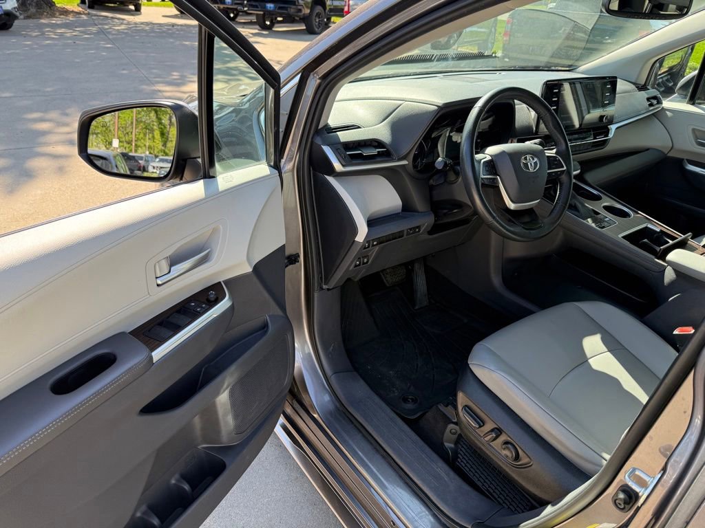 Used 2022 Toyota Sienna XLE AWD/4WD image 8