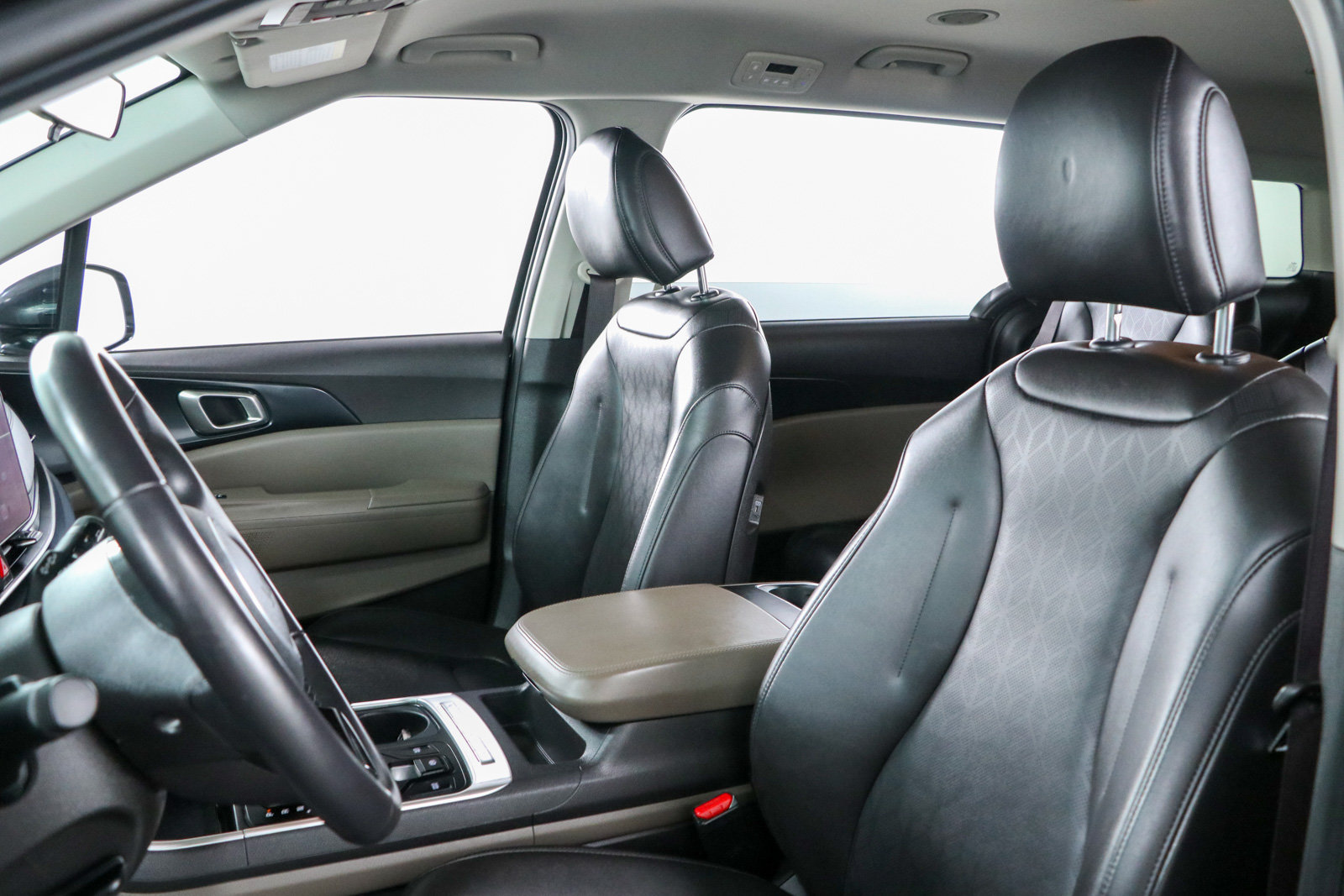 Used 2025 Kia Carnival FWD image 24