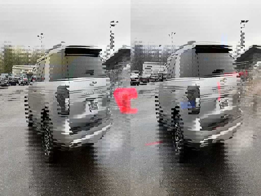 Used 2024 Ford Expedition XLT image 4