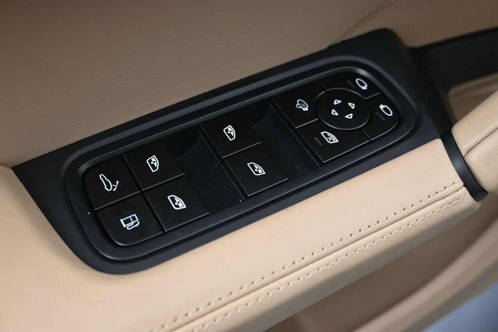 Certified 2026 Porsche Cayenne E-Hybrid Coupe AWD/4WD image 19