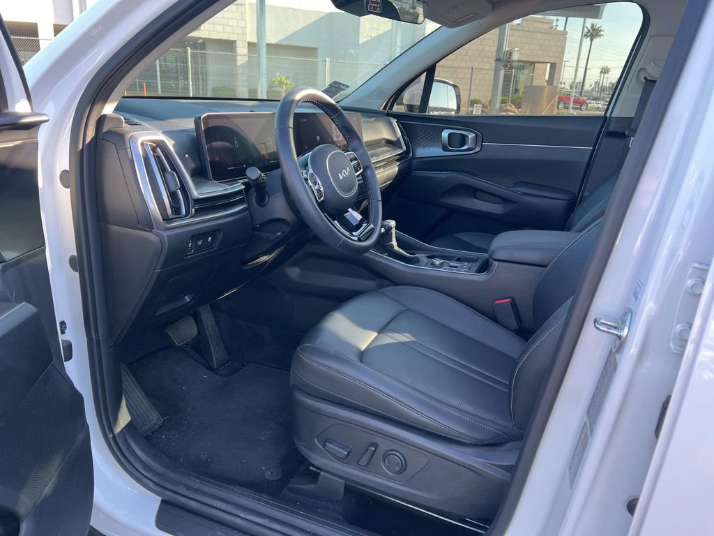 Used 2025 Kia Sorento EX w/ Panoramic Sunroof Package image 14