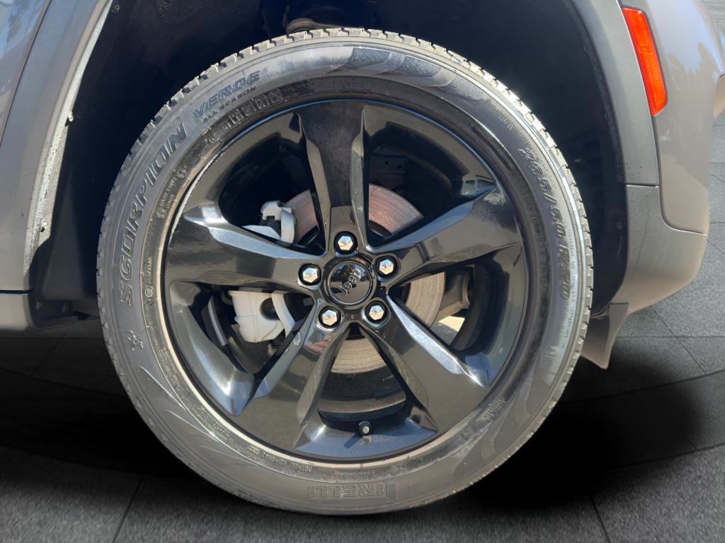 Used 2023 Jeep Grand Cherokee Limited w/ Black Appearance Package image 9