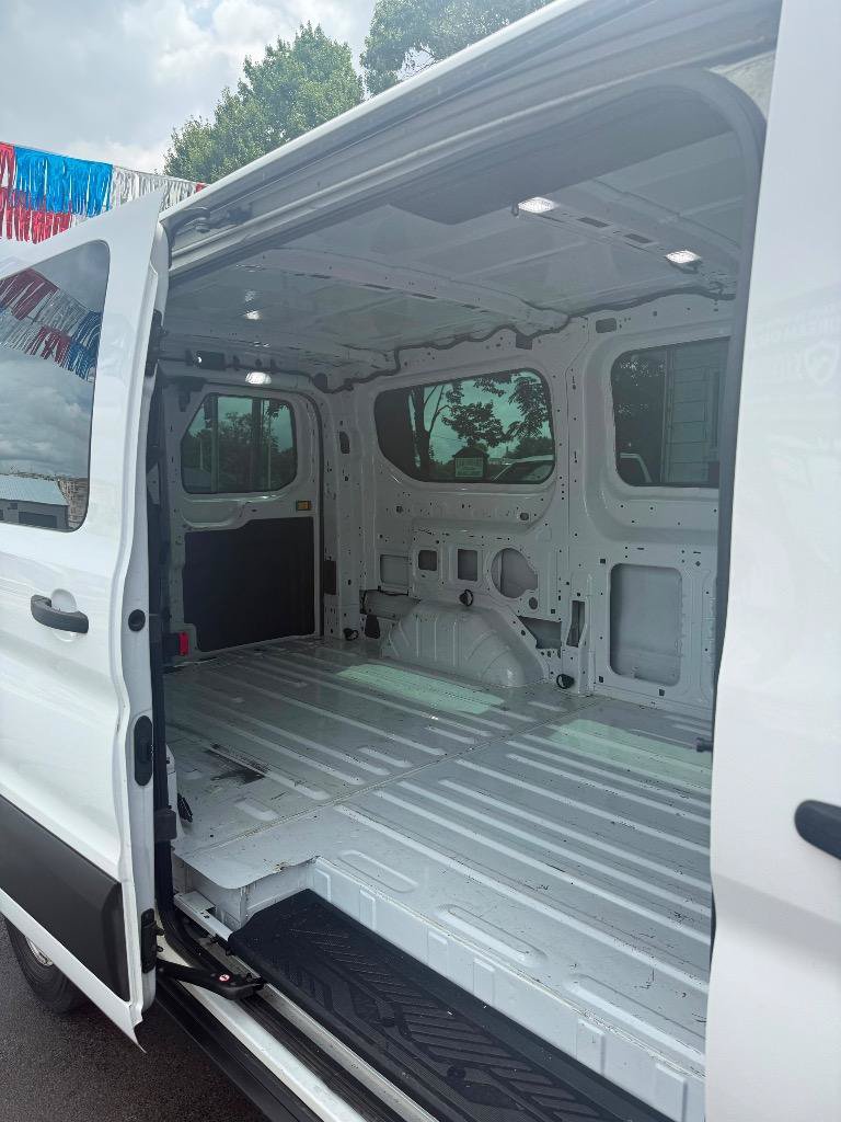 Used 2020 Ford Transit 150 Low Roof RWD image 22