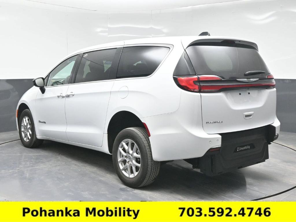 Used 2024 Chrysler Pacifica Touring-L image 23