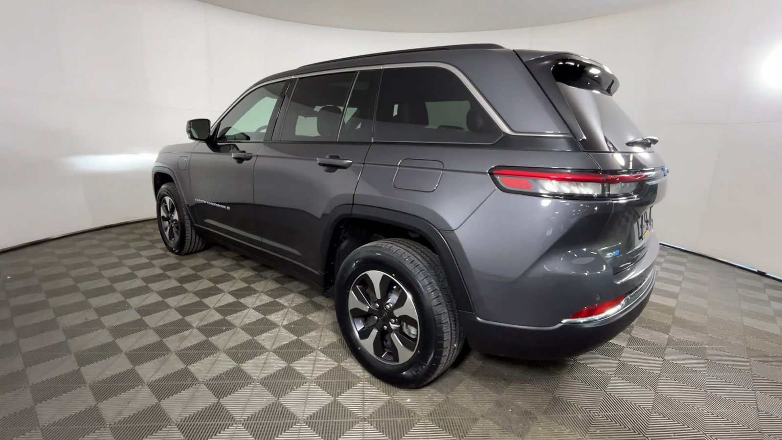 Used 2024 Jeep Grand Cherokee Limited 4xe w/ Trailer Tow Package AWD/4WD image 10