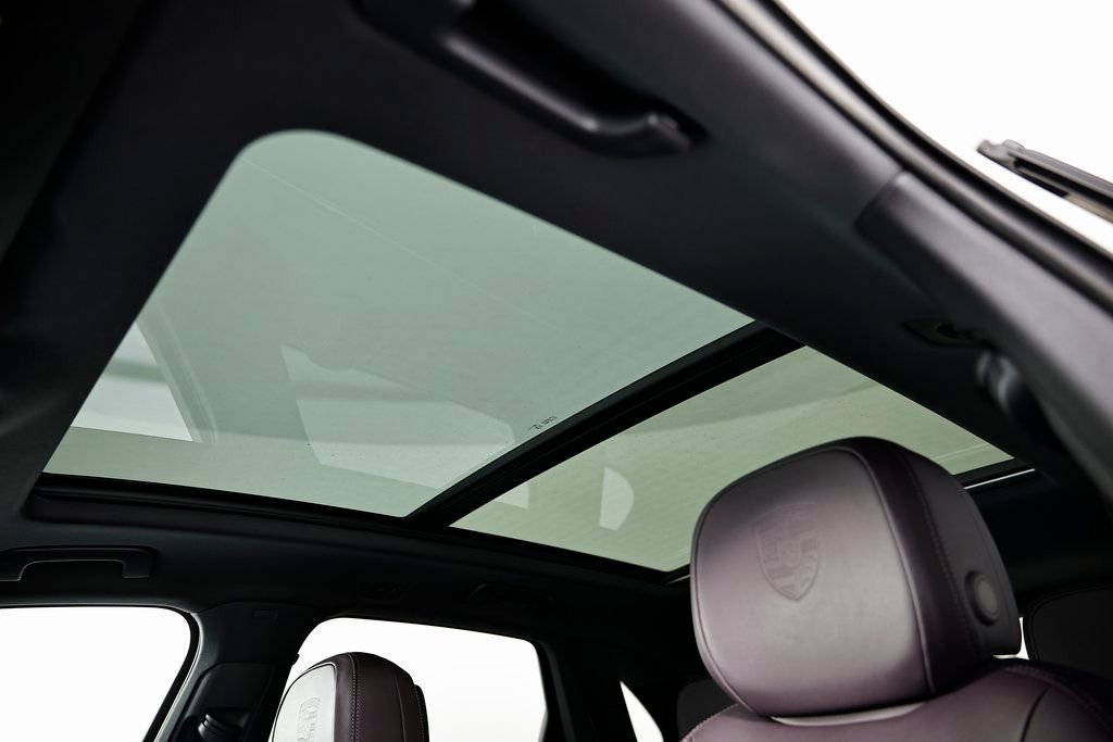 Certified 2025 Porsche Cayenne AWD/4WD image 18