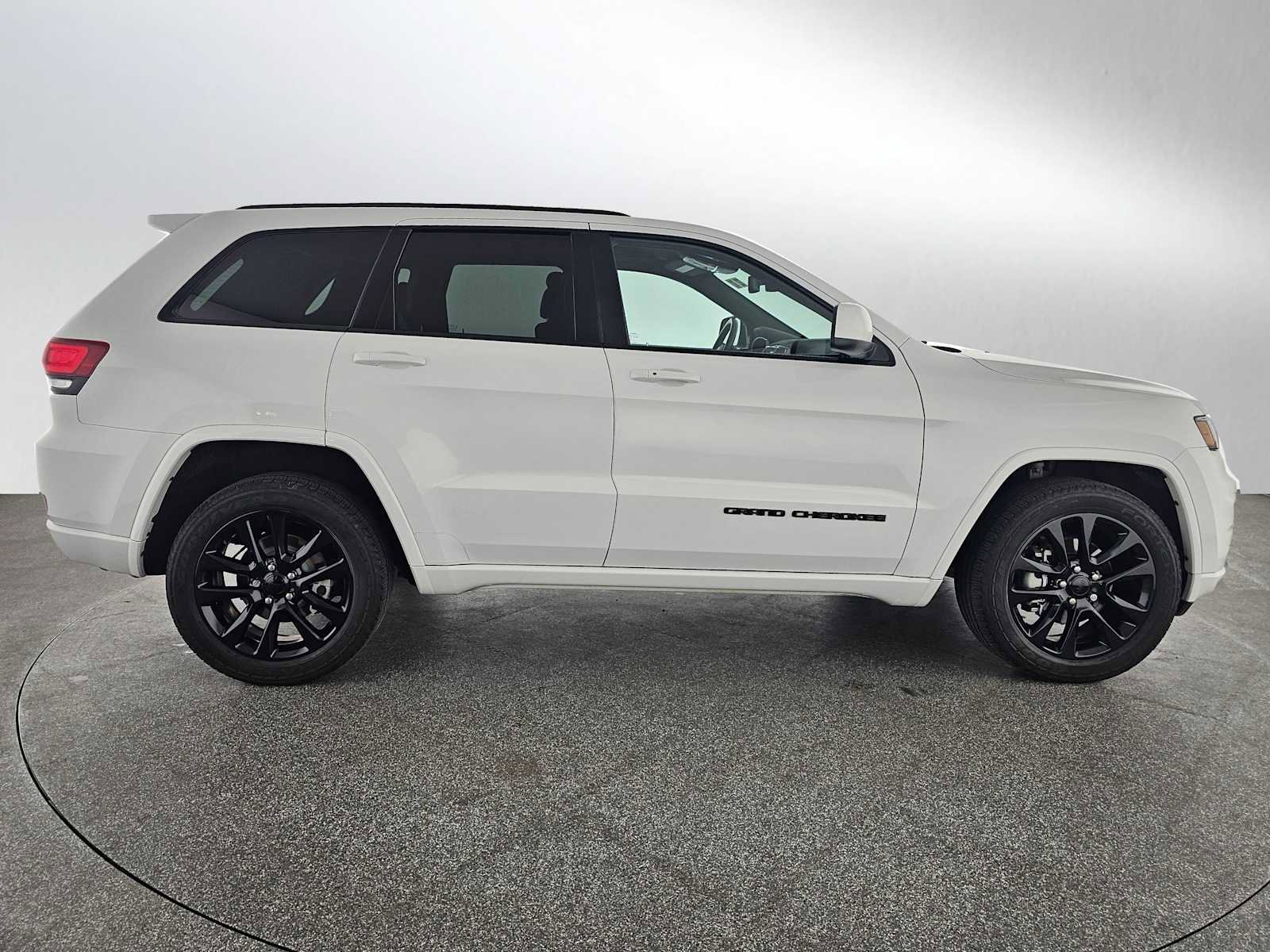 Used 2018 Jeep Grand Cherokee Altitude image 2