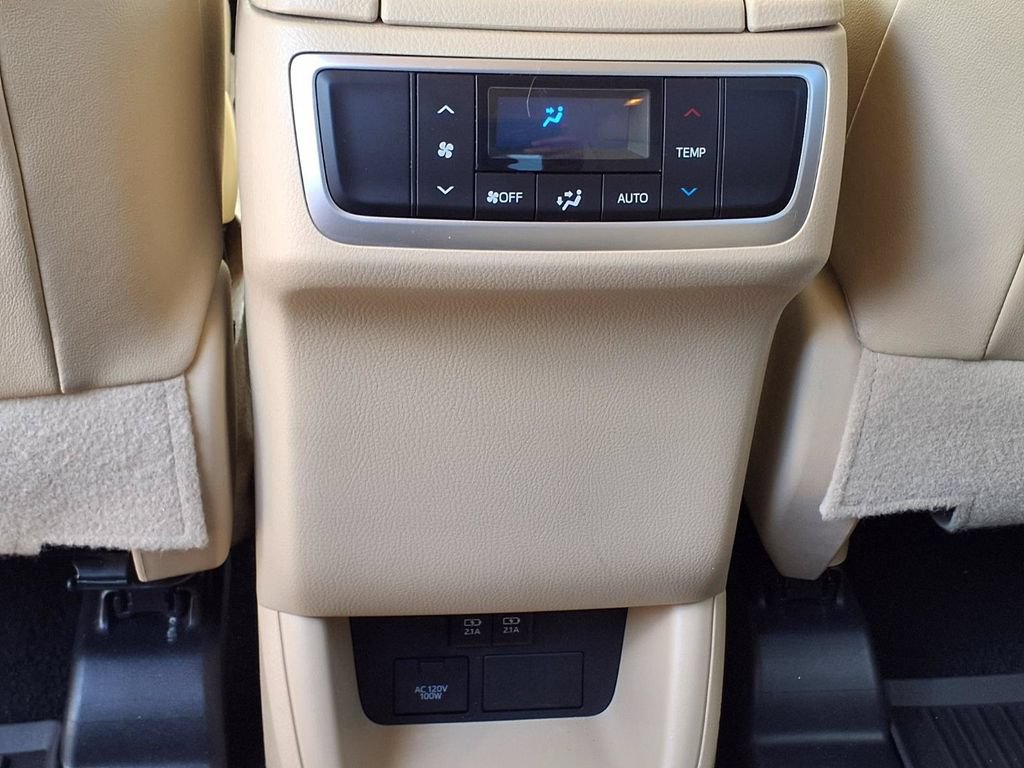 Used 2019 Toyota Highlander XLE FWD image 16