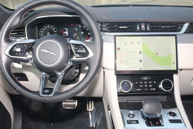 Used 2023 Jaguar F-PACE SVR image 4