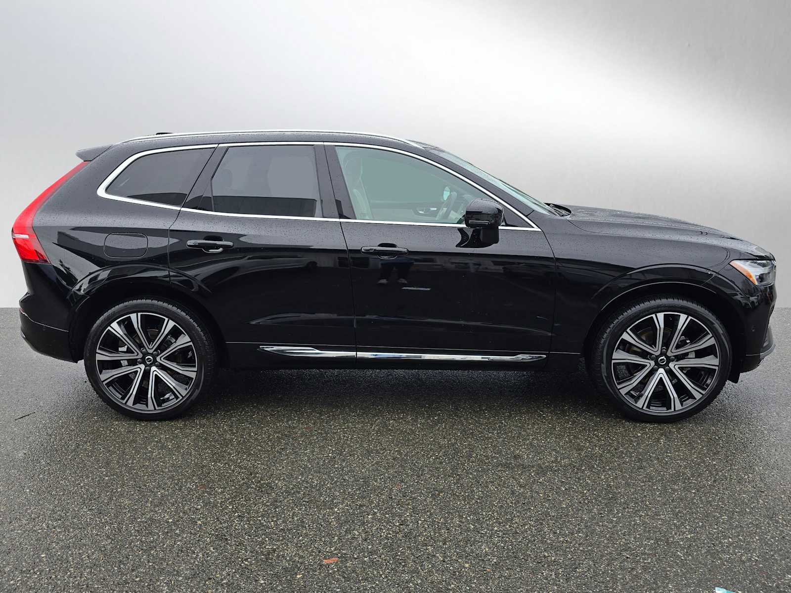 Certified 2023 Volvo XC60 B5 Ultimate w/ Climate Package image 3