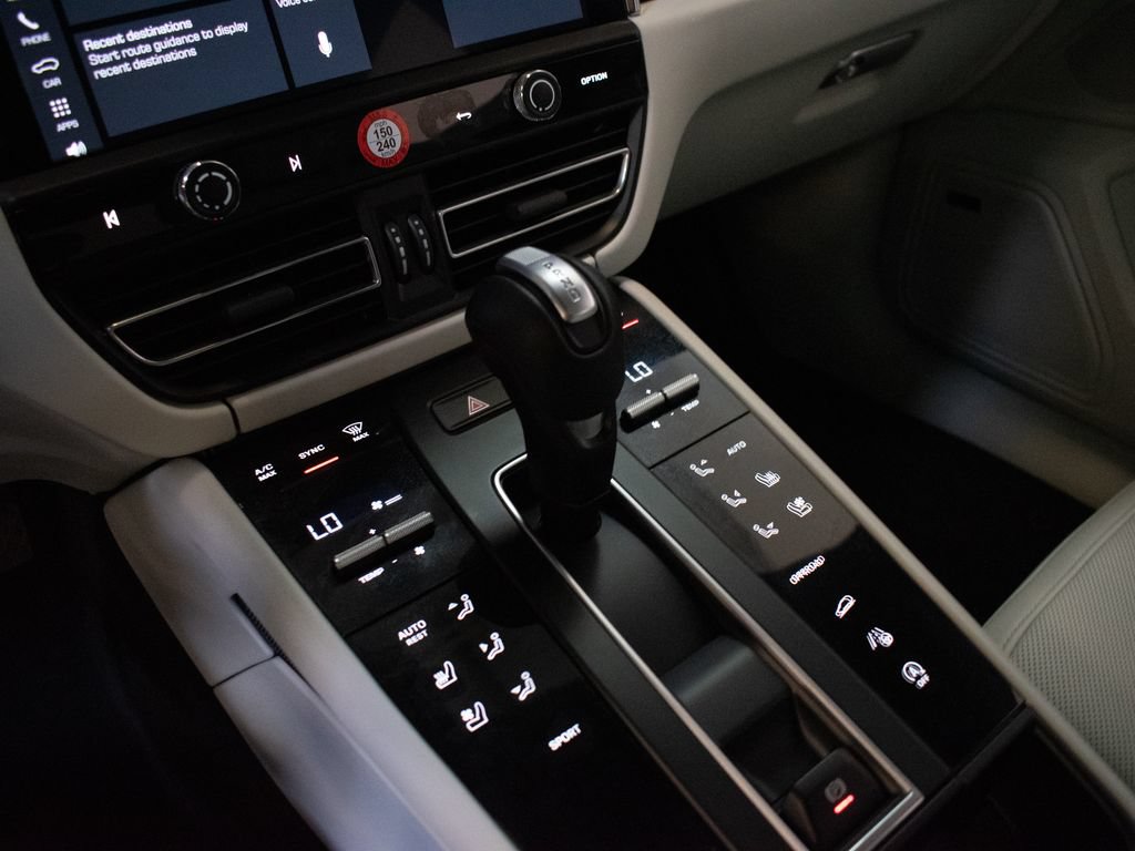 Certified 2026 Porsche Macan AWD/4WD image 31