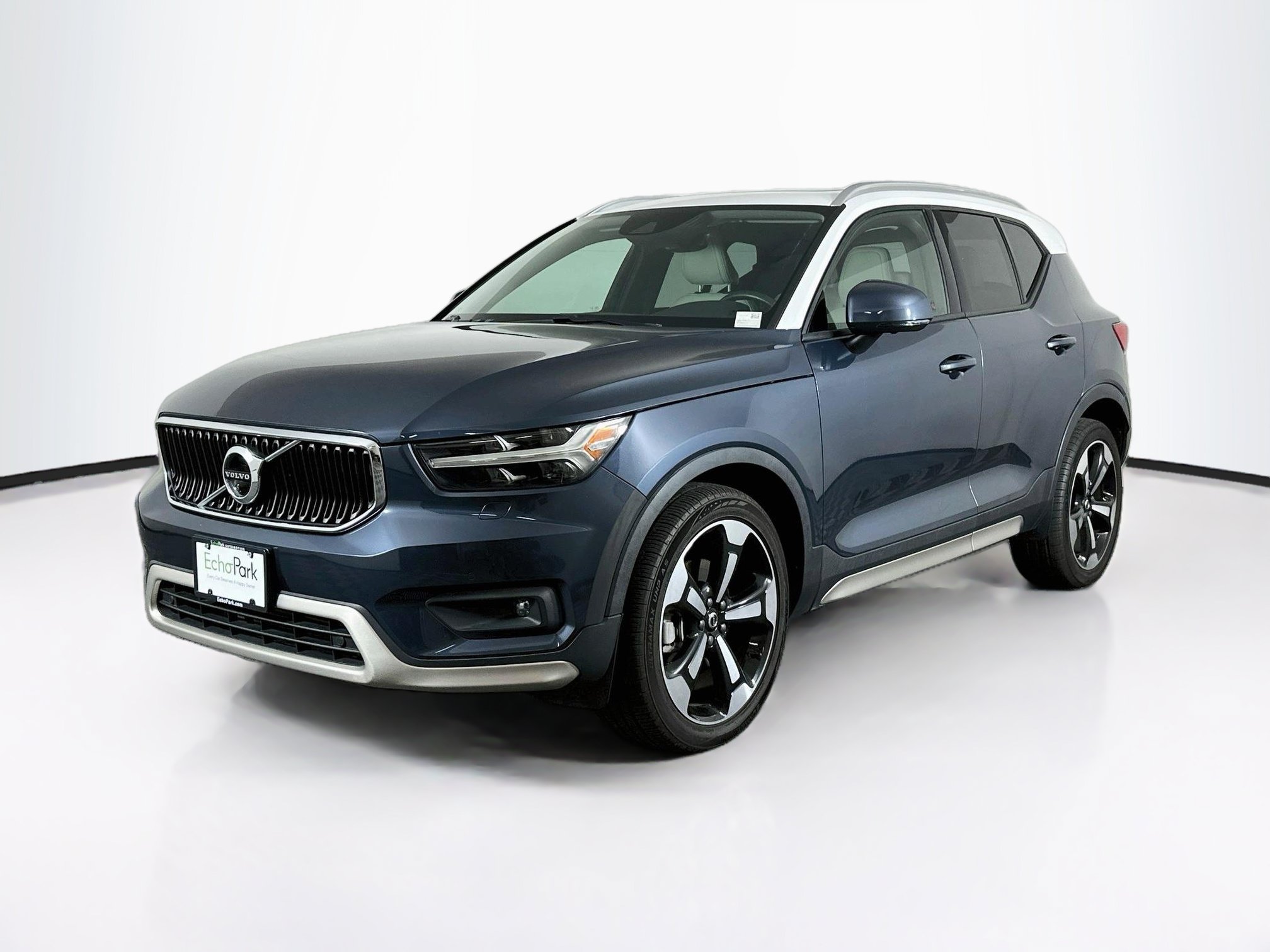 Used 2021 Volvo XC40 T5 Momentum w/ Premium Package AWD/4WD image 3