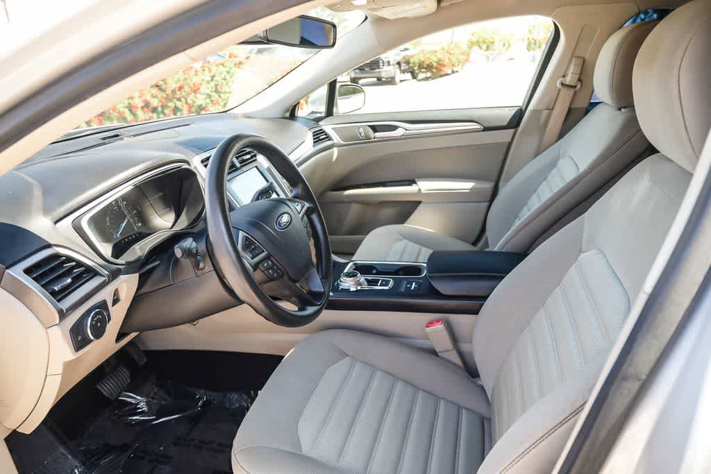 Used 2019 Ford Fusion SE FWD image 16